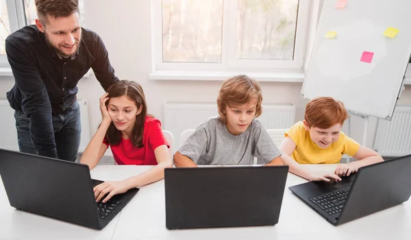 Kids having computer science lesson in classroom — Stock Photo, Image