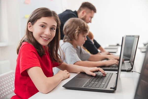 Niños inteligentes estudiando programación en el aula — Foto de Stock