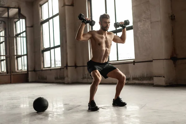 Musculaire man doet gewicht oefening met halters — Stockfoto