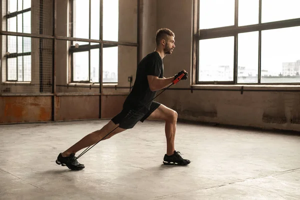 Sportieve man die traint met weerstandstouw — Stockfoto