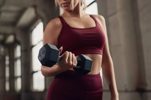 Erős nő edz súlyzóval — Stock Fotó