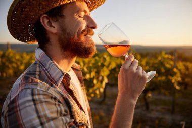 Mutlu winemaker üzüm şarap tadımı
