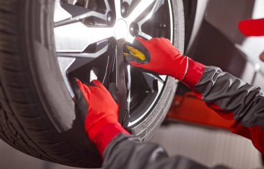 Teknisyen araca tekerlek takıyor