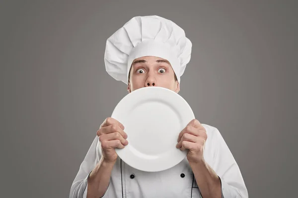 Shocked chef with white plate — Stock Photo, Image