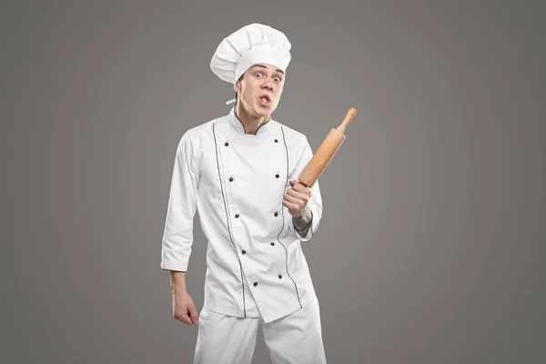 Chef joven enojado con rodillo —  Fotos de Stock