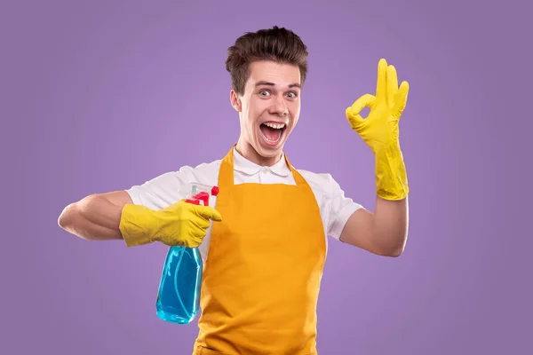 Boldog férfi házvezetőnő gesztus rendben — Stock Fotó