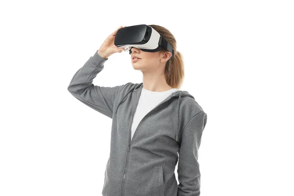 Mujer con auriculares explorando la realidad virtual —  Fotos de Stock