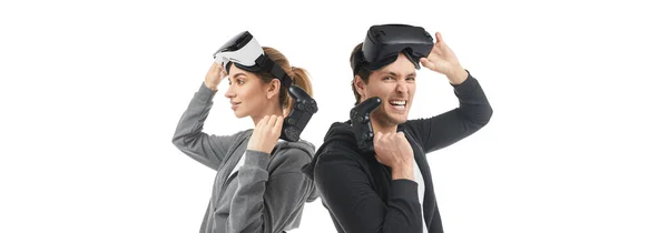 Hombre y mujer con gafas VR y mandos — Foto de Stock