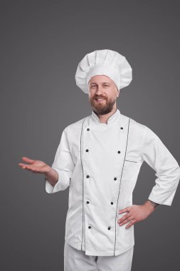 Üniformalı ve şapkalı, pozitif erkek şef.