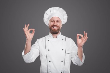 Dost canlısı erkek şef el kol hareketi yapıyor.
