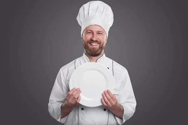 Veselý kuchař s čistým talířem — Stock fotografie