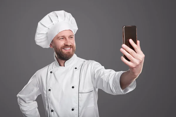 Macho alegre cozinheiro tomando selfie — Fotografia de Stock