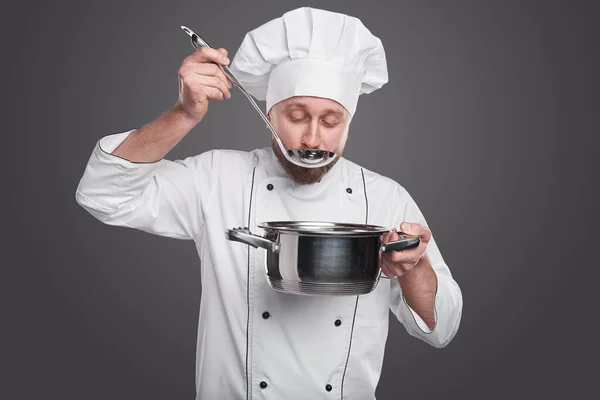 男性シェフテイスティング皿から鍋 — ストック写真