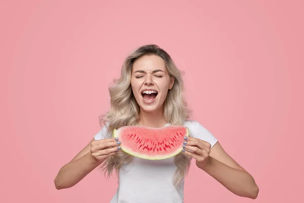 Opgewonden vrouw met watermeloen slice — Stockfoto