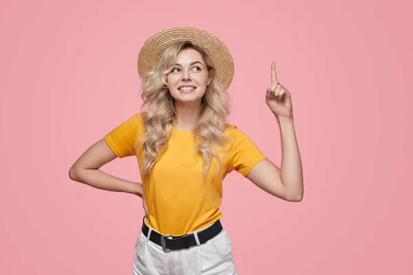 Mujer alegre en traje de verano apuntando hacia arriba — Foto de Stock