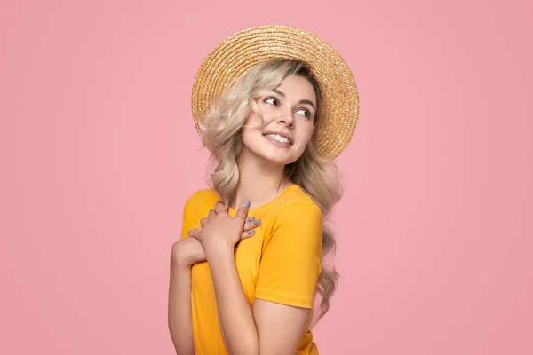 Веселая молодая женщина в соломенной шляпе — стоковое фото