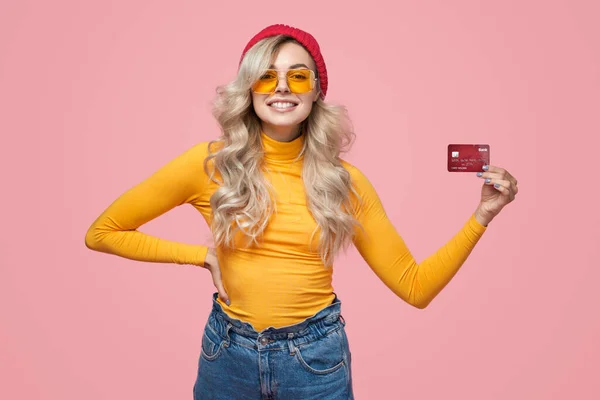 Μοντέρνο γυναικείο hipster με τραπεζική κάρτα — Φωτογραφία Αρχείου
