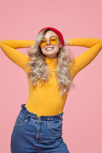 Mujer con estilo en traje de moda y gafas de sol — Foto de Stock