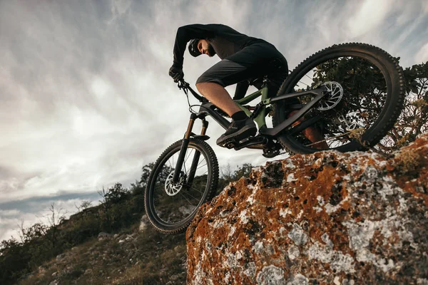 Homme à vélo de montagne dans la nature — Photo