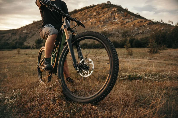 Ciclista de bicicleta elétrica em montanhas — Fotografia de Stock