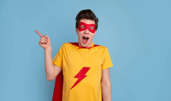 Смішний Здивований Молодий Чоловік Костюмі Супергероя Масці Вказує Камеру Відкритим — стокове фото