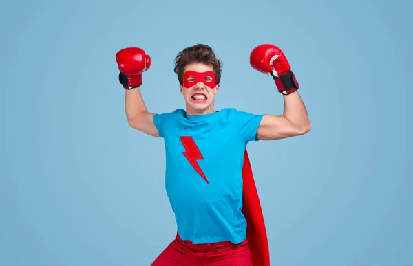 Grappige bokser in superheld kostuum — Stockfoto