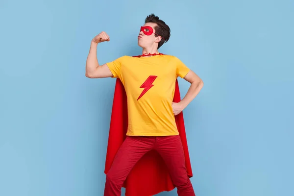 Bátor szuperhős férfi mutatja bicepsz — Stock Fotó