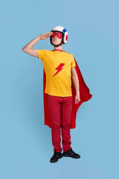 Super-herói engraçado no capacete saudação — Fotografia de Stock