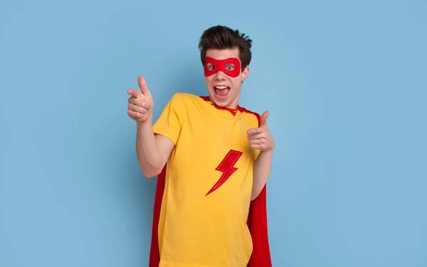 Gelukkige mannelijke superheld die naar de camera wijst — Stockfoto
