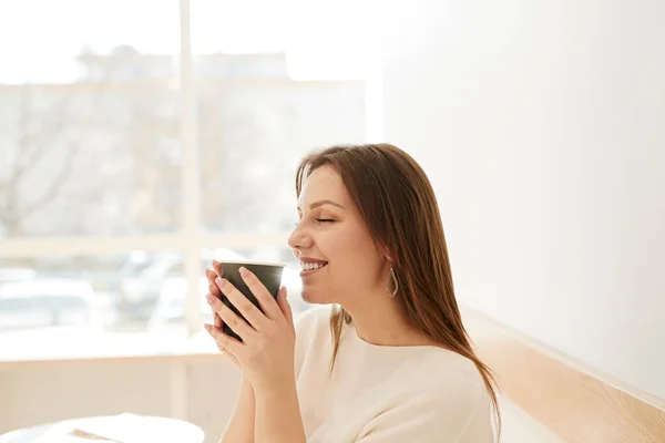 뜨거운 커피를 즐기는 행복 한 여인 — 스톡 사진