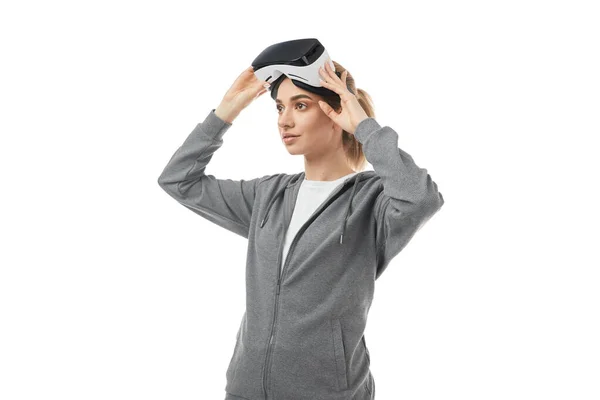 Jonge vrouw die VR bril aanpast — Stockfoto