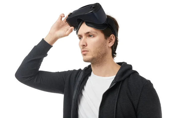 Serieuze man met VR-headset — Stockfoto