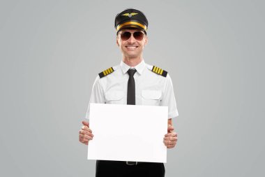 Boş sancağı olan neşeli pilot.