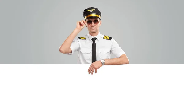 Serieuze piloot met blanco bordje — Stockfoto