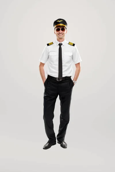 Lachende luchtvaartmaatschappij kapitein in uniform — Stockfoto