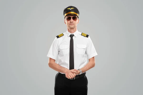 Serieuze piloot in uniform kijkend naar camera — Stockfoto