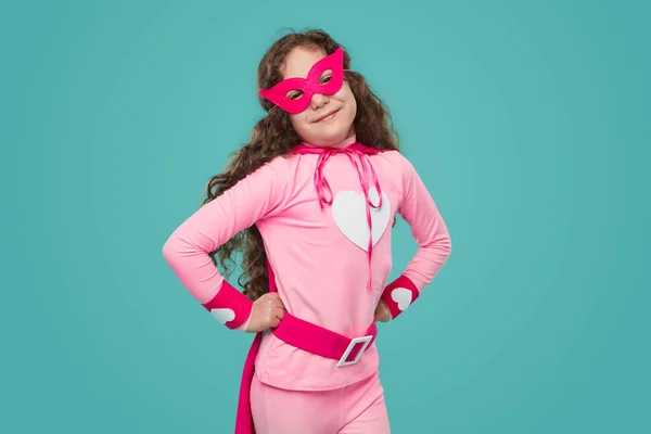 Kleines Mädchen im Superhelden-Outfit und Maske — Stockfoto