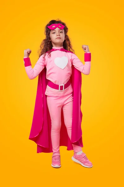 Forte bambino supereroe in abito rosa — Foto Stock