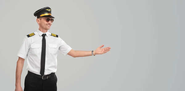 Leende manlig pilot pekar åt sidan — Stockfoto
