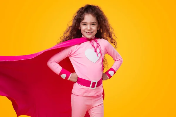 Chica sonriente en traje de superhéroe — Foto de Stock