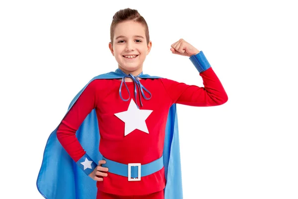 Criança super-herói feliz mostrando músculos — Fotografia de Stock