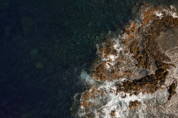 Βραχώδης ακτή της κυματιστή θάλασσας με αφρώδη κύματα — Φωτογραφία Αρχείου