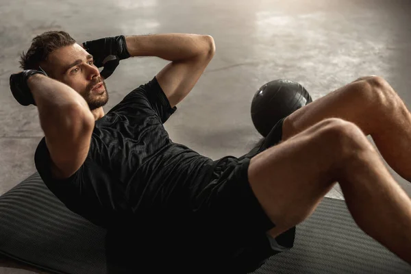 Hombre muscular haciendo ejercicios abdominales — Foto de Stock