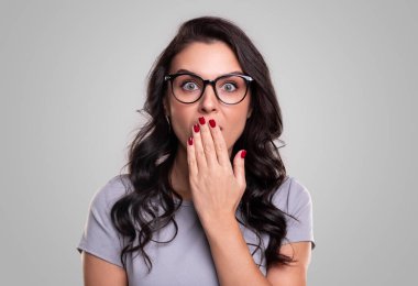 şaşırmış kadın ağzı elle kapsayan