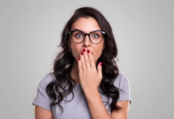 Mujer sorprendida cubriendo la boca con la mano — Foto de Stock