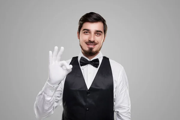 Cameriere amichevole mostrando gesto OK — Foto Stock