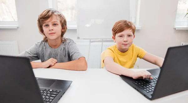 Niños inteligentes estudiando en clase de informática — Foto de Stock