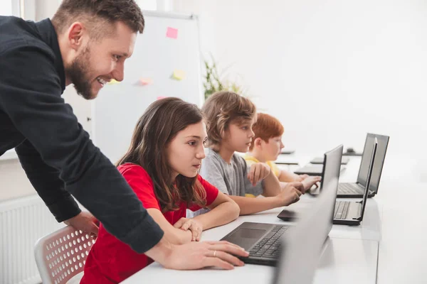 Leraar en kinderen hebben programmeerles op school — Stockfoto