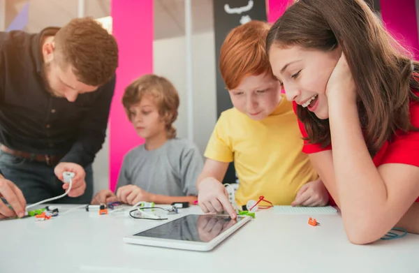 Kinderen met leraar robotica in de klas — Stockfoto