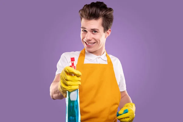 Fröhlicher Mann in Schürze mit Waschmittel — Stockfoto